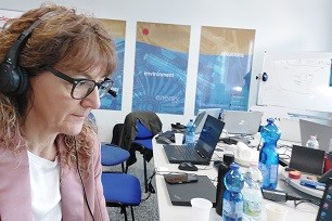 NO REPRODUCTION WITHOUT AUTHORIZATION Lisa Nitti©;